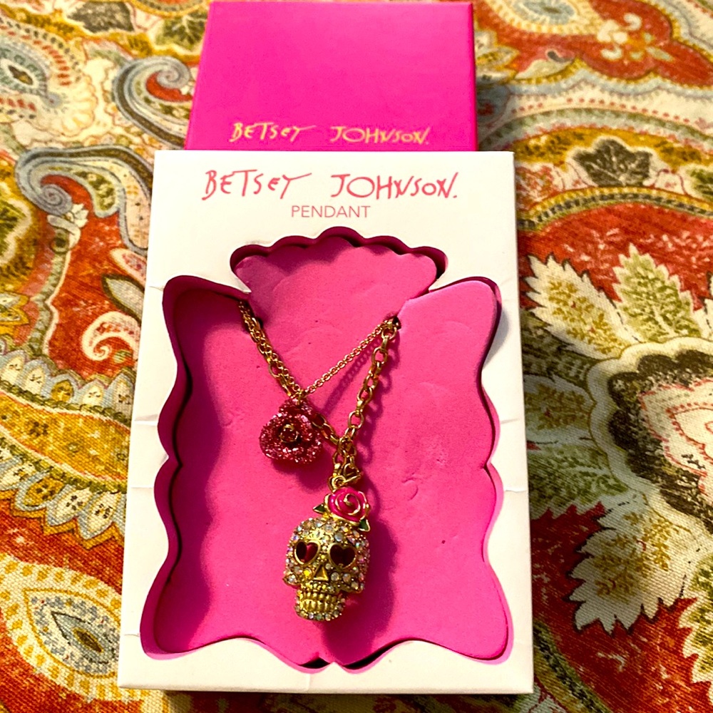 Betsy Johnson skull/rose pendant necklace
